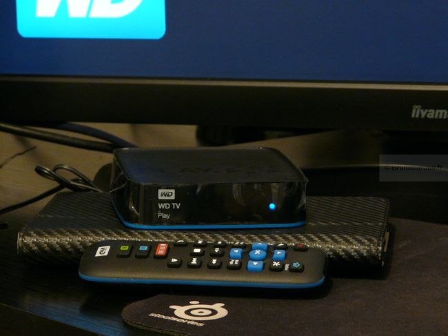le boitier multimedia WD TV Play et sa télécommande