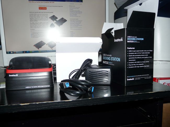 L'intérieur du coffret (de gauche à droite) : le dock, le câble USB et l'adaptateur secteur