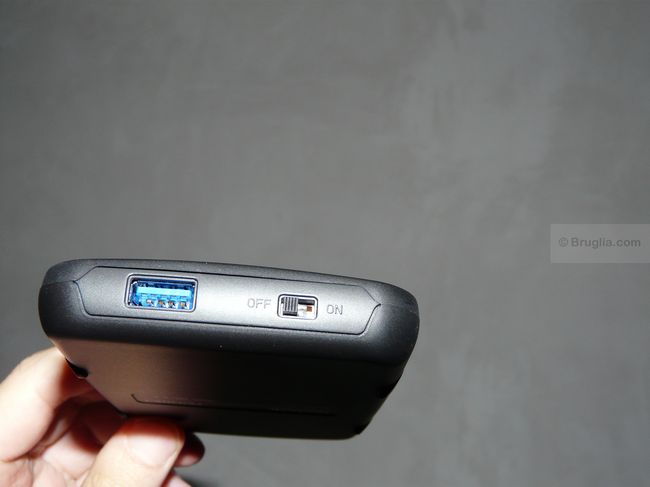 L'arrière du boitier : connecteur USB et interrupteur off/on