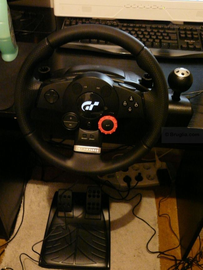Le volant et le pédalier installés