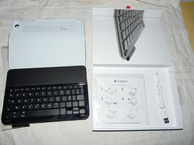 L'intérieur de la boite : l'étui et son clavier, l'emballage design, le manuel et le câble micro USB