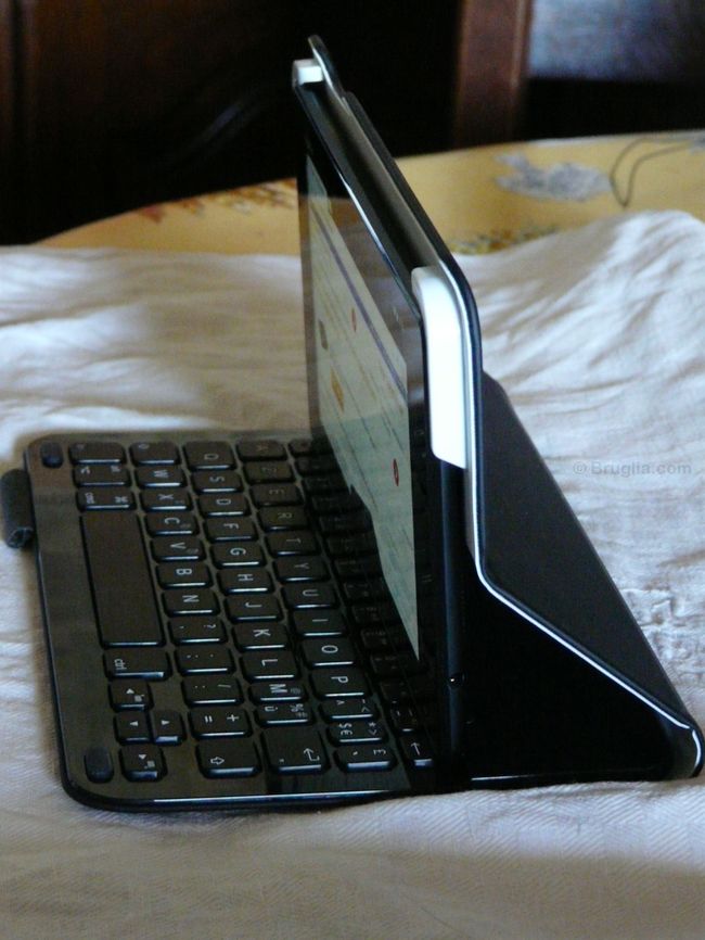 Les touches du clavier sont effleurées par le Nexus 7 2013