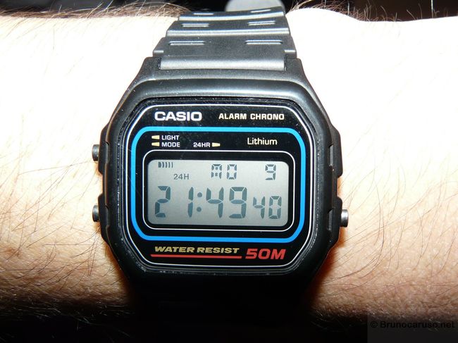La vintage montre Casio W-59-1VQES sport Homme au poignet. Les années 80 sont de retour