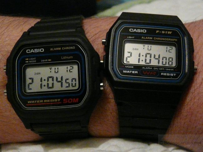 La Casio W-59-1VQES (à gauche) contre la Casio F-91W-1YER (à droite)