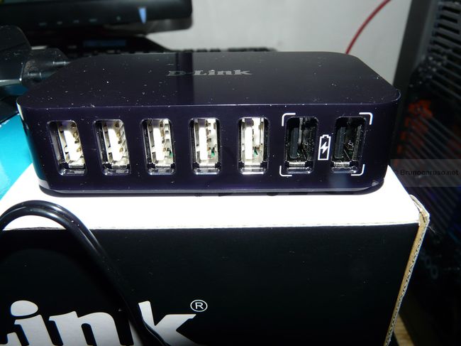 L'arrière du D-LINK DUB-H7 - 5 ports blancs et 2 ports noirs Smart Charge