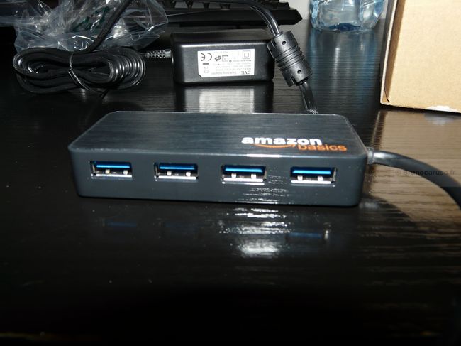 Le hub face avant : les 4 ports USB 3.0 (repères bleus)