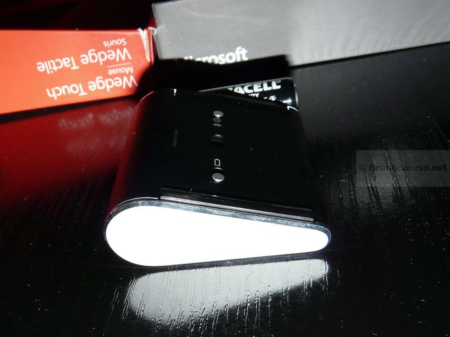 La souris Microsoft Wedge Touch vue de profil (côté arrière)