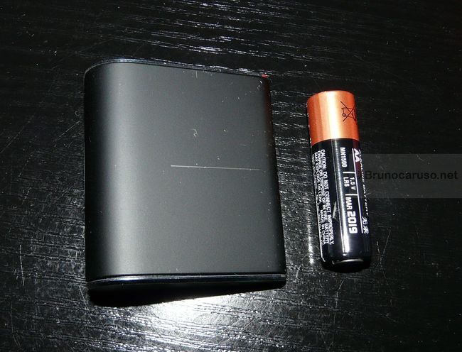 La devanture de la souris miniature (comparaison avec une pile LR06)