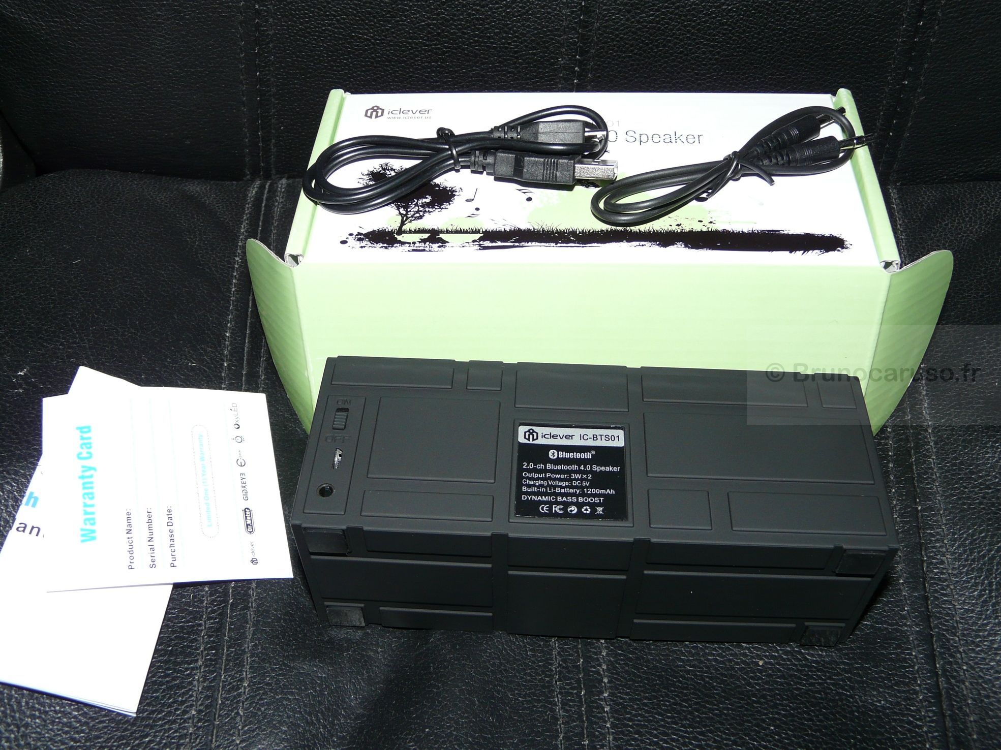 Le contenu du coffret. L'enceinte vue de dos