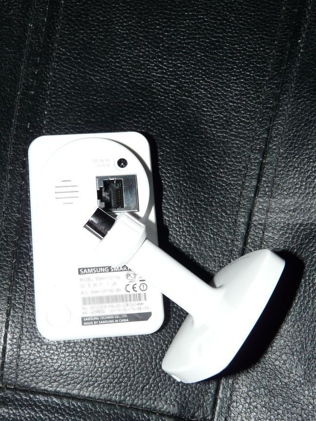 La SNH-1011 de dos : connecteurs réseau RJ45 et secteur, boutons Wi-Fi et Reset