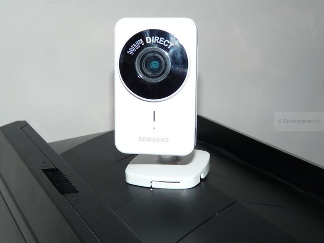 La SNH-1011 de face : objectif, micro, et pied rotatif