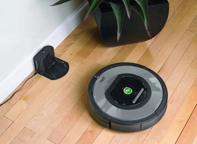 L'iRobot Roomba 772e près de sa base