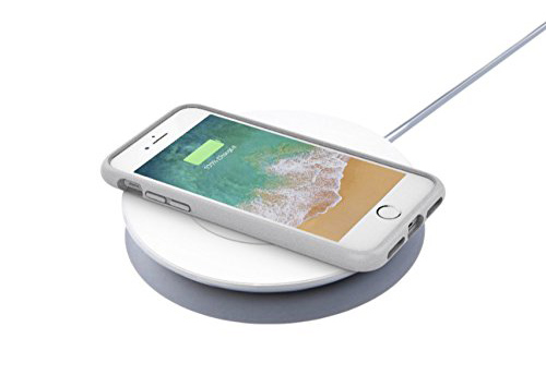 Le smartphone qui charge posé sur le chargeur Qi