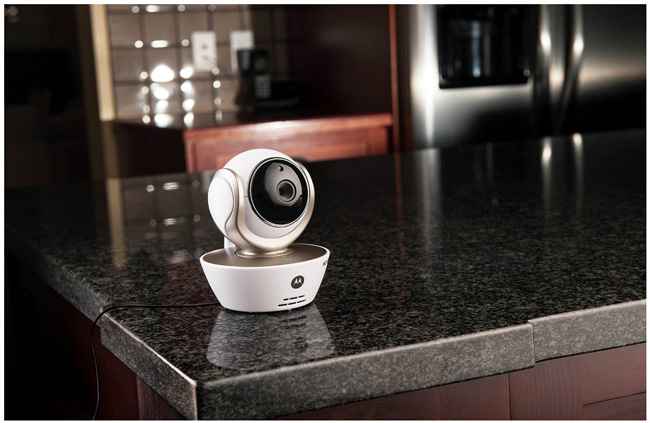 Caméra de surveillance Wi-Fi Motorola Focus 85 discrète sur une table